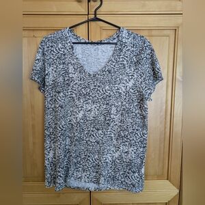 GAP Tee Shirt Size XL ( Free With $50.00 Purchase)